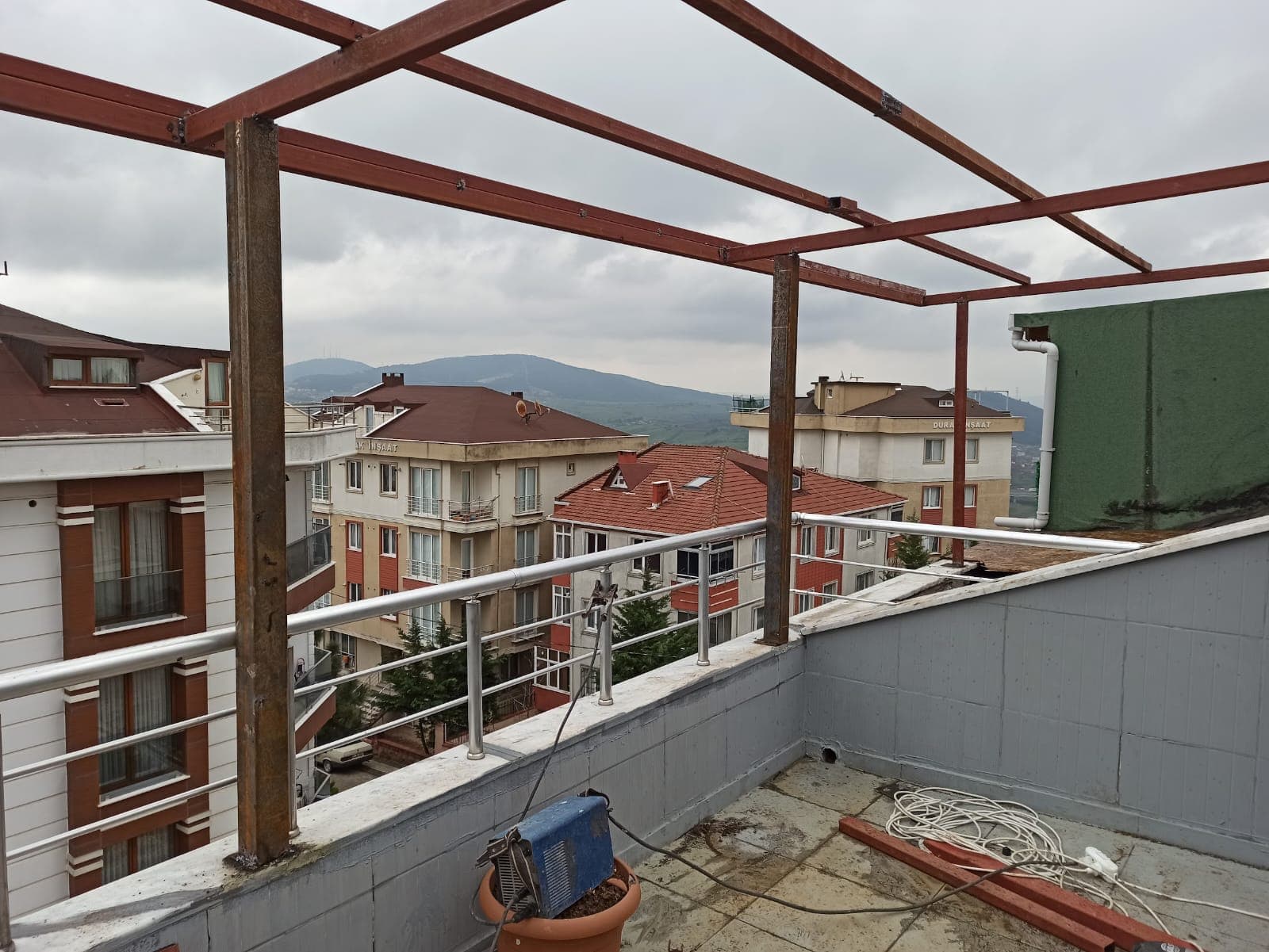 Fatih'te Penguen markalı membran kaplama rulolar akşam ışığında