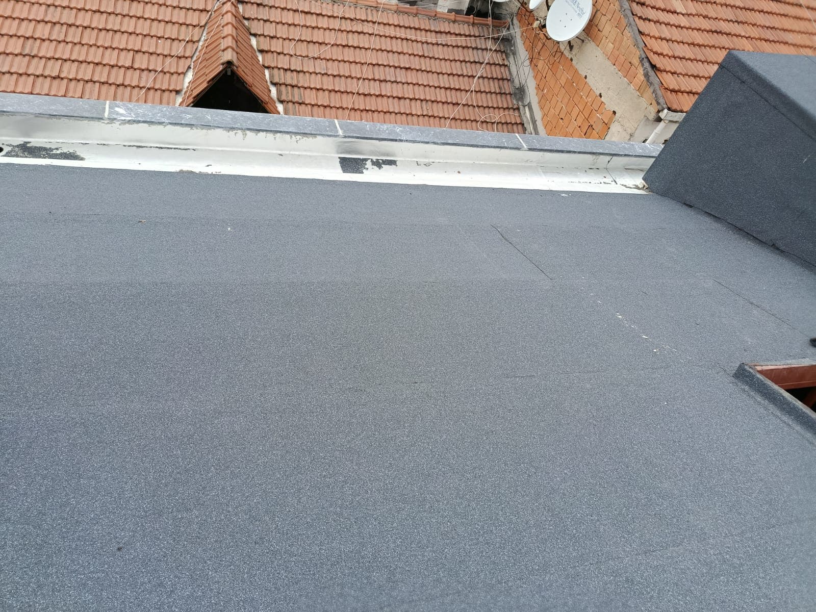 Şişli'de arduvazlı membran kaplama parapet bitiş detayı