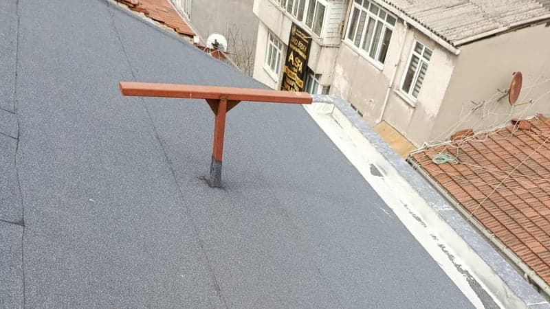 Kadıköy'de ahşap taşıyıcılı polikarbon çatılı sundurma genel görünüm